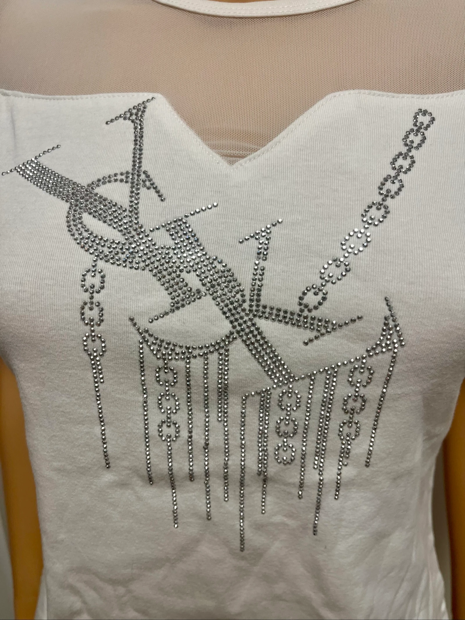 Camiseta blanca de gasa con strass – photo 3
